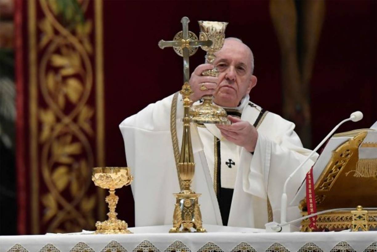 El papa Francisco dio este domingo su tradicional bendición 'Urbi et Orbi' en una basílica de San Pedro vacía, una imagen inédita que ilustra los cambios radicales que el mundo debe aceptar desde hace semanas para frenar la pandemia del coronavirus.