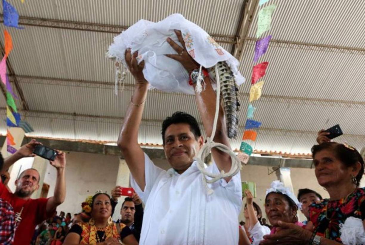 La escenificación, que forma parte de las fiestas patronales anuales de Huamelula, se realiza desde que se construyó la Iglesia de San Pedro Apóstol hace alrededor de 500 años, e incorpora ya elementos cristianos pese a los orígenes prehispánicos de la tradición. EFE
