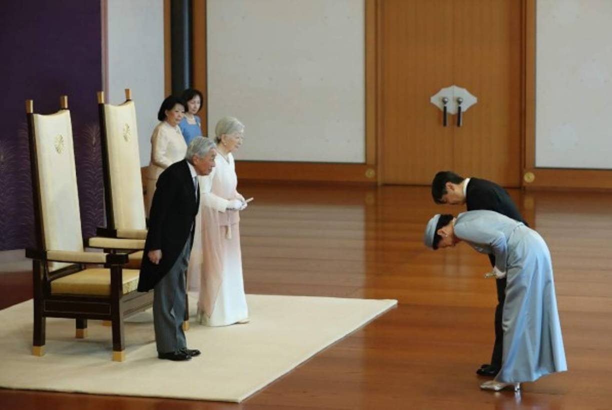 El martes 30 de abril, Akihito, de 85 años, cerró su reinado en una corta ceremonia de diez minutos en el Salón del Pino (Matsu-no-Ma), considerado el más elegante salón del palacio imperial.<br/><br/>Con un traje chaqué, pronunció un breve discurso: 'Expreso desde el fondo de mi corazón mi gratitud al pueblo de Japón que me aceptó como símbolo del Estado y me apoyó', leyó, en alusión a su papel inscrito en la Constitución, en vigor desde 1947 y en la que el emperador dejó de tener un estatuto de semidiós.