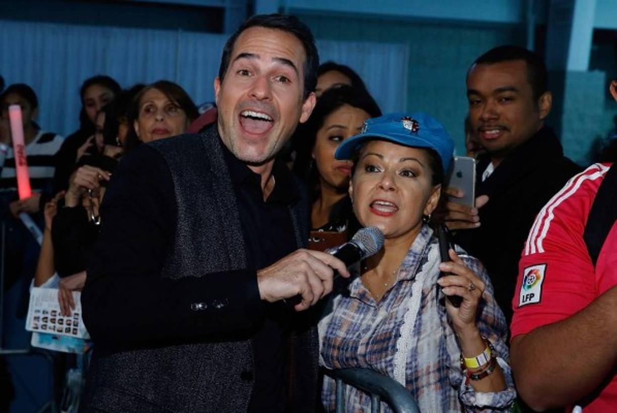 Carlos Calderón de Univisión con su público.