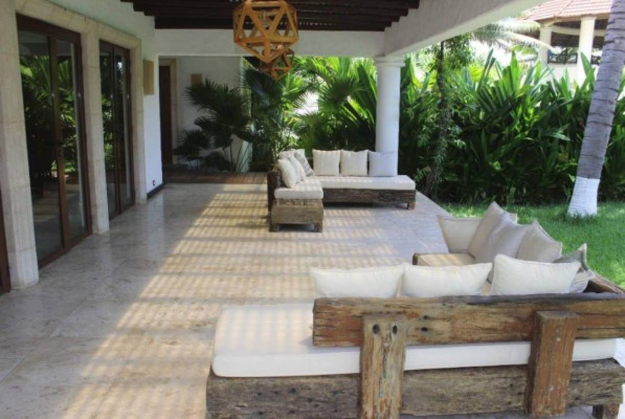 La mansión cuenta con muebles rústicos y amplias áreas de descanso.