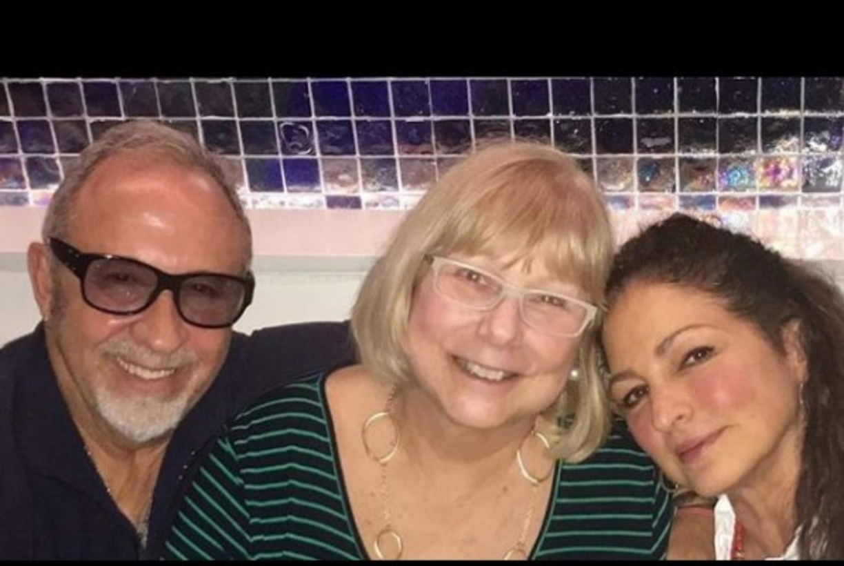 Aquí en una fotografía con sus grandes amigos, Gloria y Emilio Estefan.