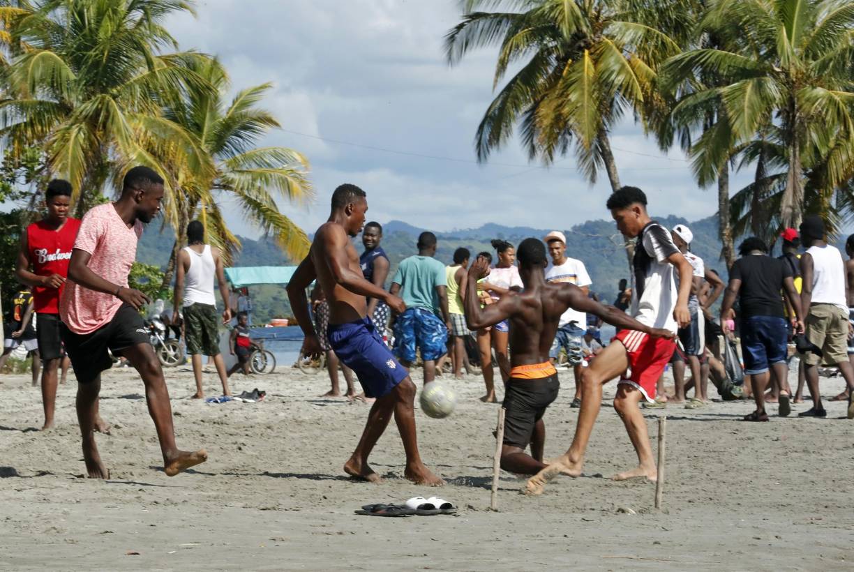 Desde este punto les espera un recorrido de unos dos días para llegar a suelo panameño y otros dos hasta salir de la jungla, en la aldea de Bajo Chiquito.