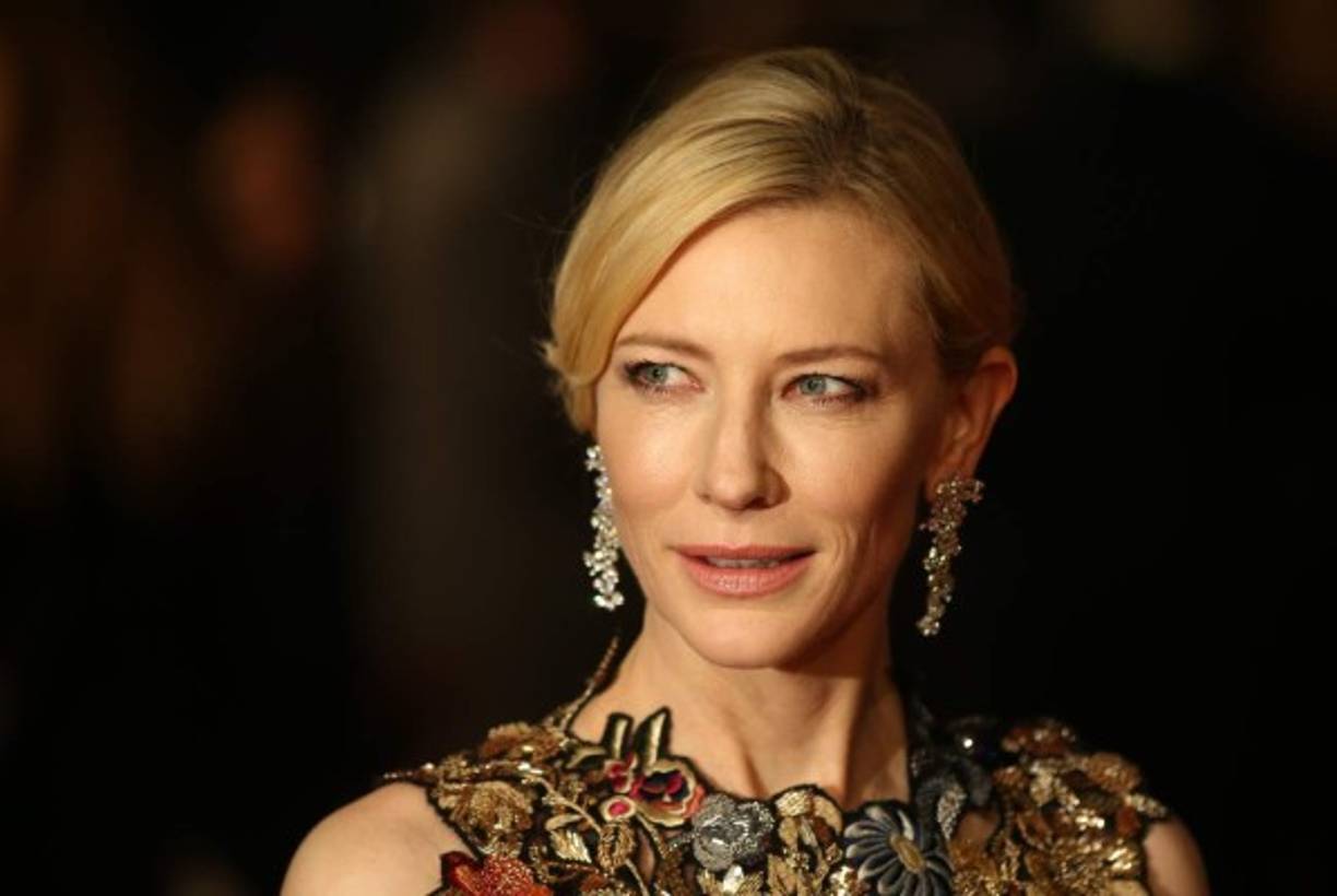 Cate Blanchett, nominada a mejor actriz principal por su trabajo en Carol, posó espectacular con un diseño de Alexander McQueen. Su cabello estuvo recogido.
