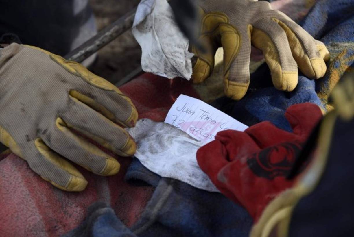 En algunos casos, familiares ayudan a los rescatistas a identificar a sus seres queridos fallecidos en la tragedia.