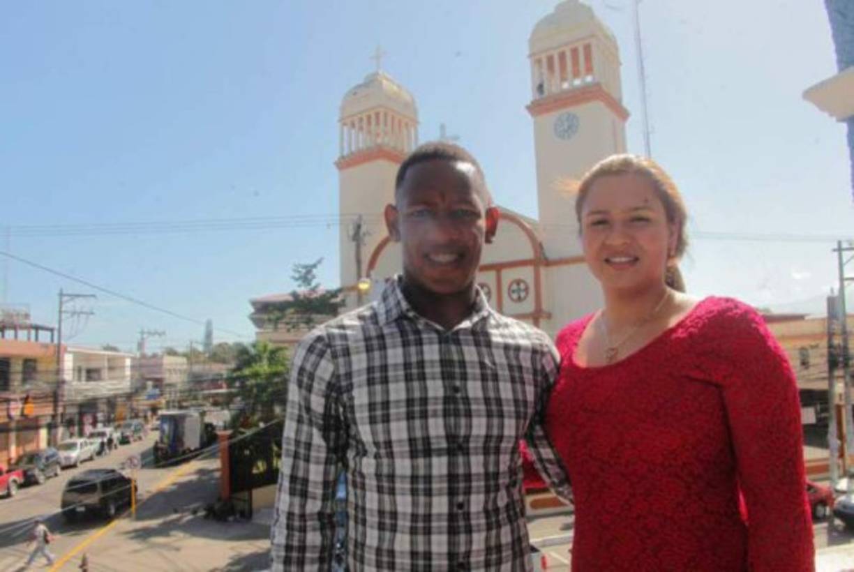 Una imagen de 2015 de Romell Quioto y Kathleen Almendárez, luego de contraer matrimonio en La Ceiba.