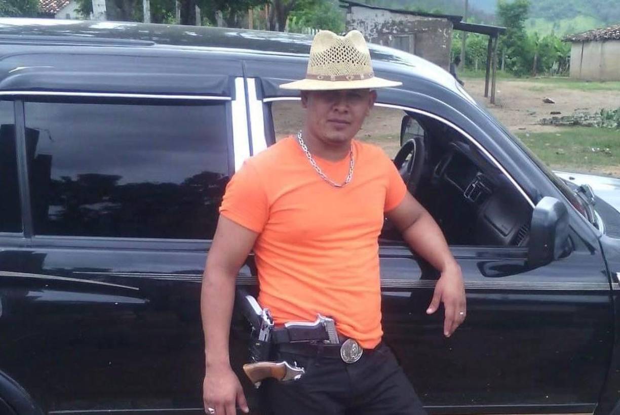 Sicarios en motocicleta lo interceptaron y lo ultimaron dentro de su vehículo.