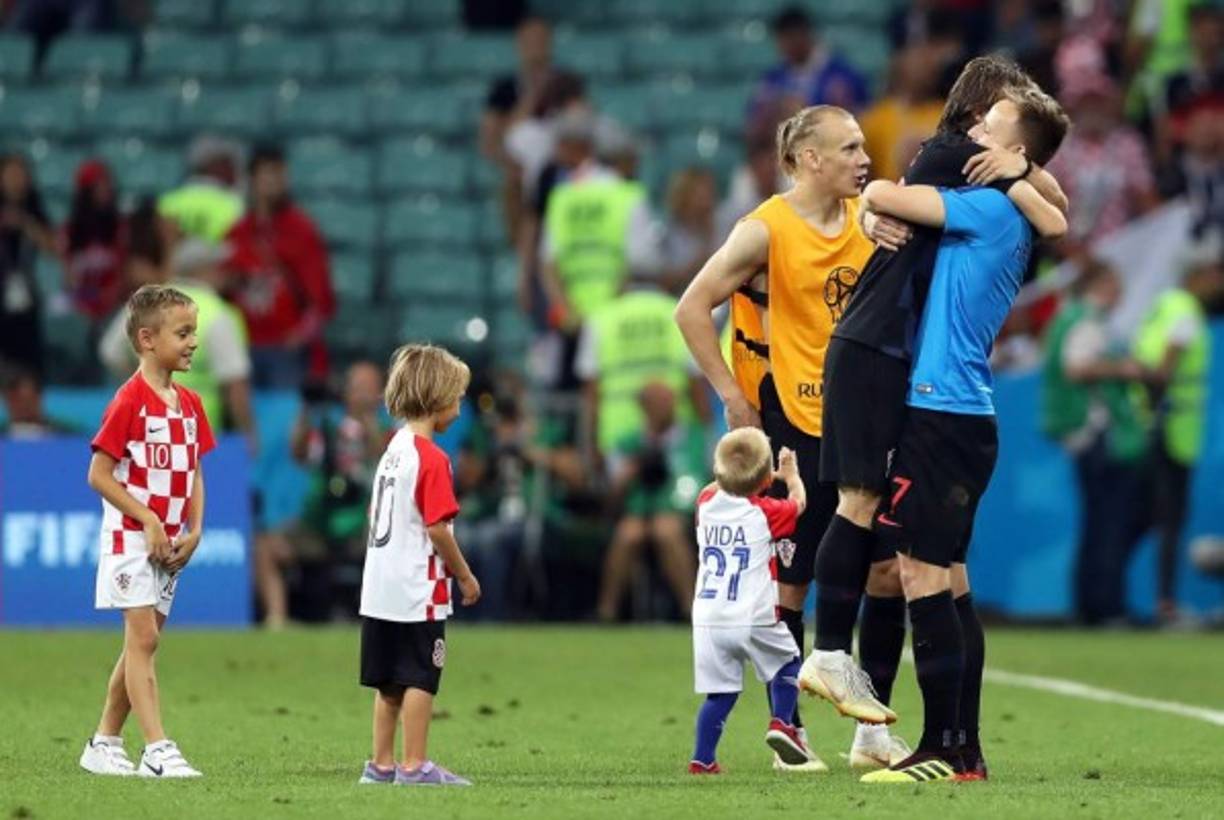 Luka Modric e Ivan Rakitic se abrazaron para celebrar la clasificación a semifinales. Foto EFE