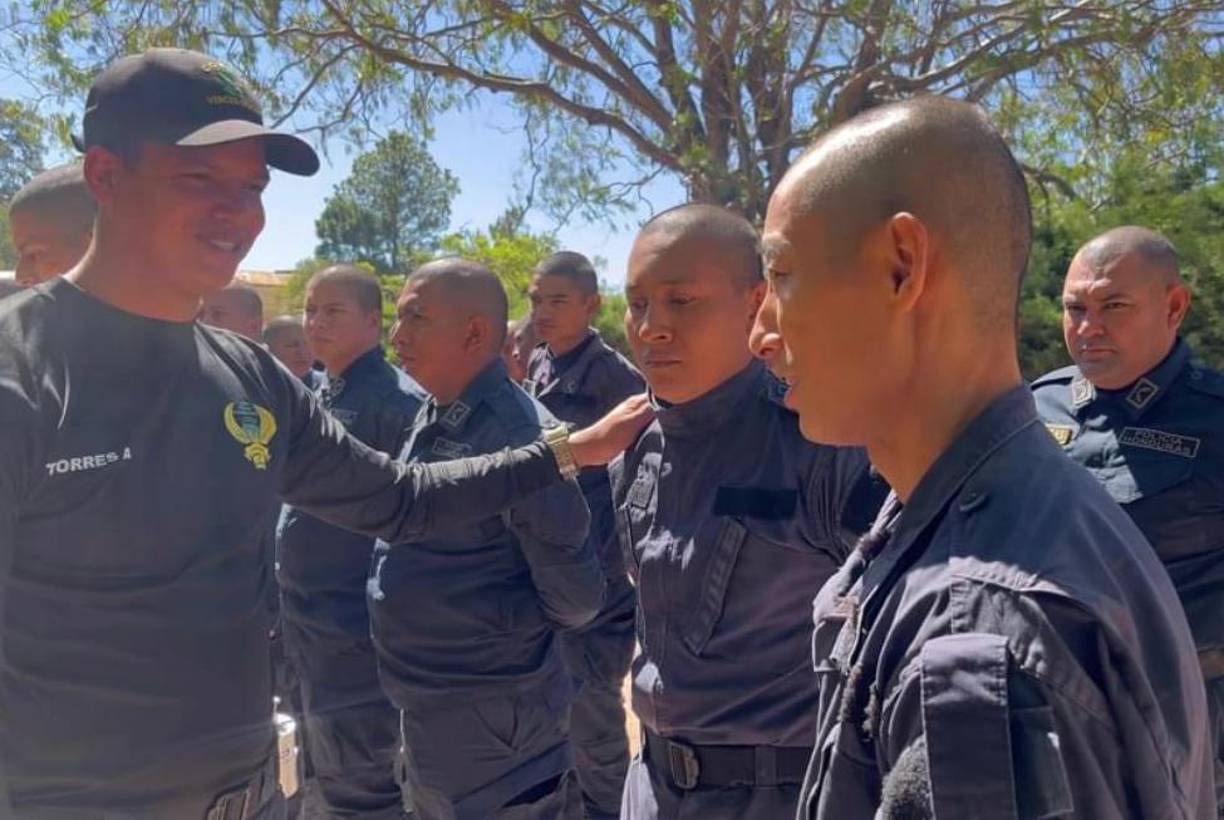 El youtuber pasó ya la fase de iniciación y continuará por los siguientes dias juntos a sus compañeros policías en el entrenamiento.