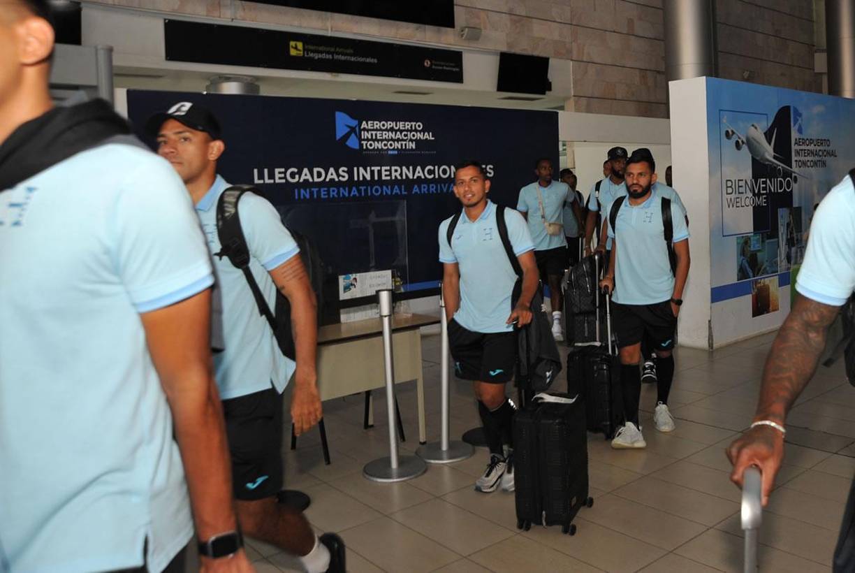 Una de las curiosidades en el arribo de la ‘H’ fue que varios jugadores llegaron con medias altas y es que ya venían preparados para ir directos a entrenar.
