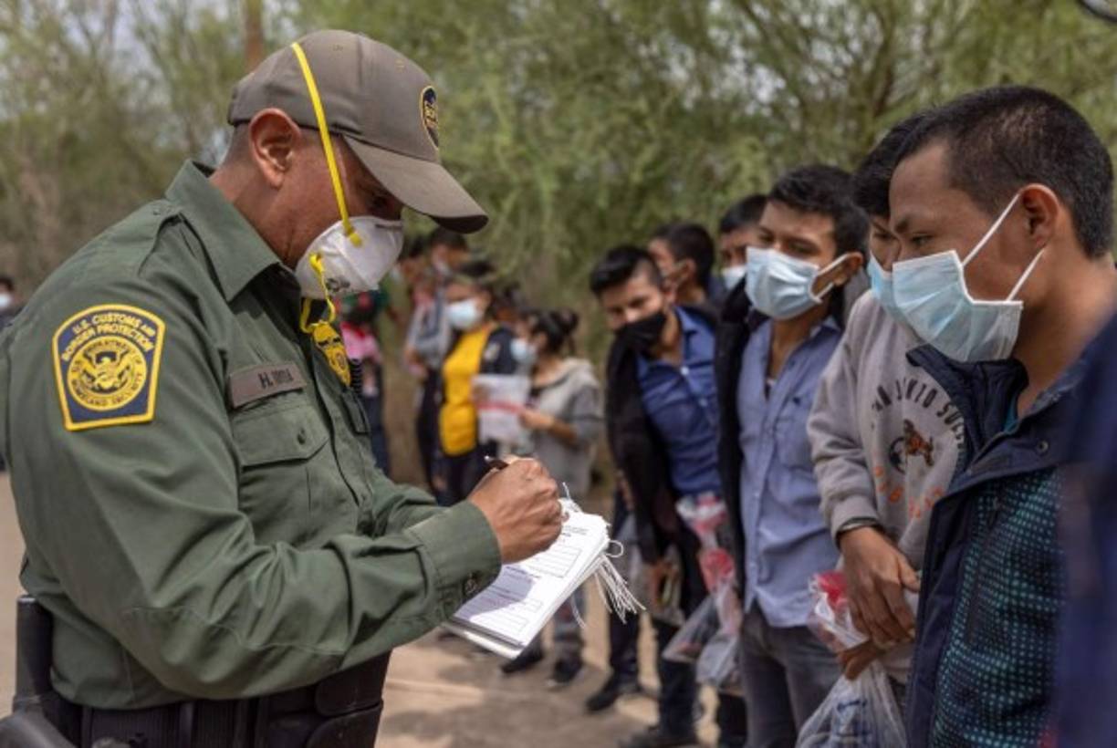 De inmediato comenzaron a llegar las críticas de los republicanos, que acusan a Biden de haber alentado a miles de inmigrantes indocumentados, incluidos muchos menores no acompañados, a ingresar a Estados Unidos, al relajar la política migratoria de su antecesor Donald Trump.