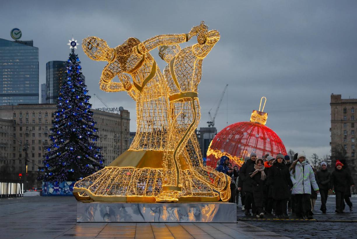 La gente pasa por decoraciones establecidas para las vacaciones de Navidad y año Nuevo en Moscú, Rusia.