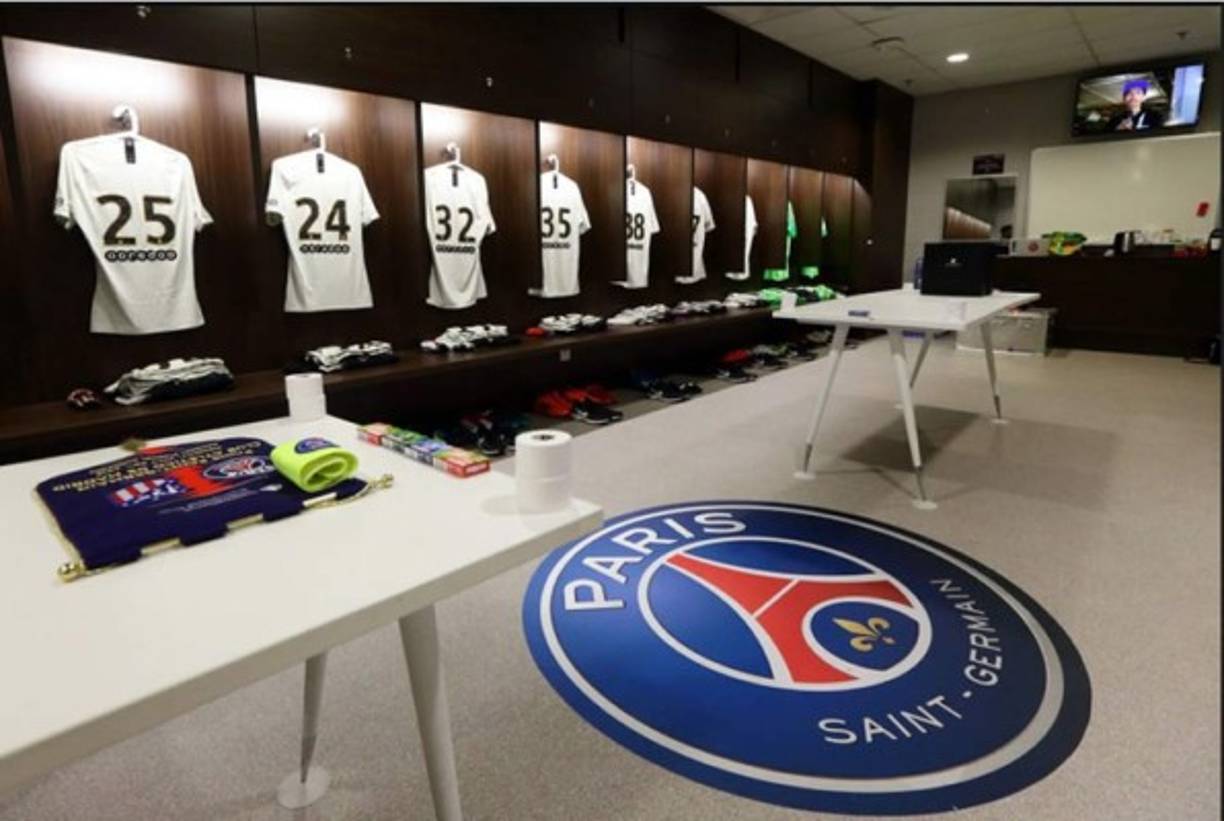Parque de los Príncipes (París Saint Germain) - El PSG es un equipo que en los últimos años se está haciendo dueño y señor del fútbol francés. Ahora busca la conquista de Europa. Sus jeques, que se gastan todo el dinero posible en fichajes, apenas han tocado el vestuario y es que no es necesario cambiarlo porque está en perfectas condiciones.​