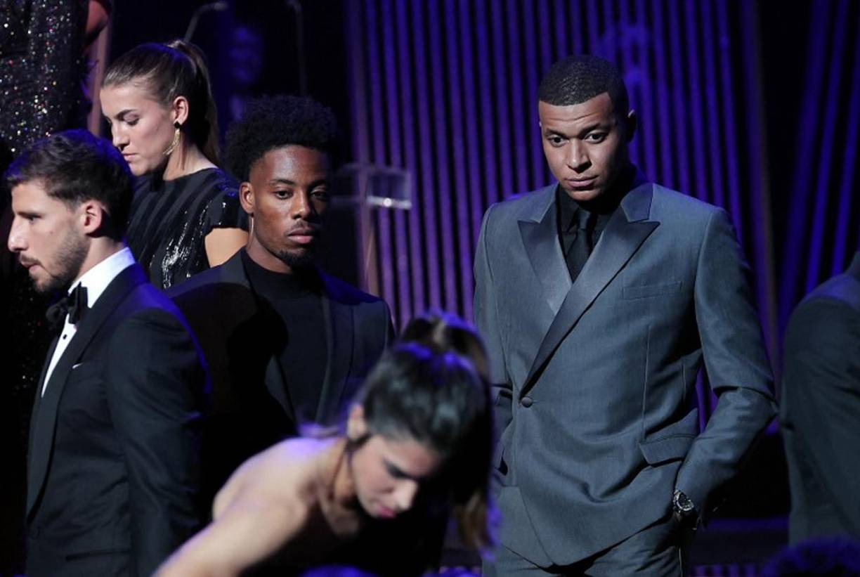 Kylian Mbappé acudió a la gala del Balón de Oro que ganó Messi y él quedó en tercer lugar. El del PSG fue uno de los centros de atención de la gala, pero no por recibir un premio.