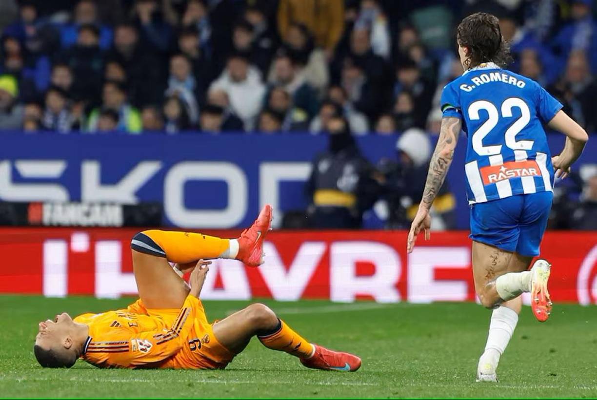 Kylian Mbappé con gestos de dolor por la terrible patada que le dio Carlos Romero.