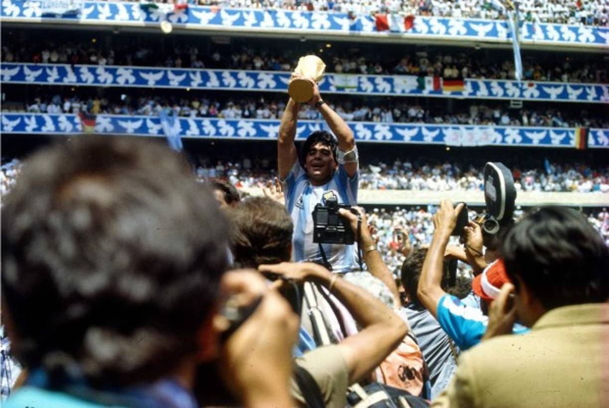 En el Mundial de México 1986 Maradona se graduó al conquistar la Copa del Mundo. El mejor futbolista de esa justa mundialista.