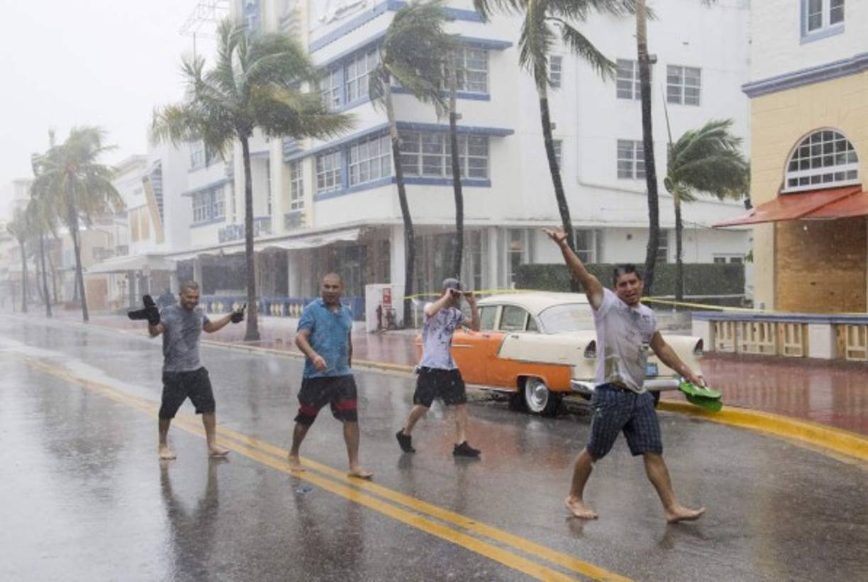 Estos jóvenes han optado por quedarse en Miami y no evacuar.