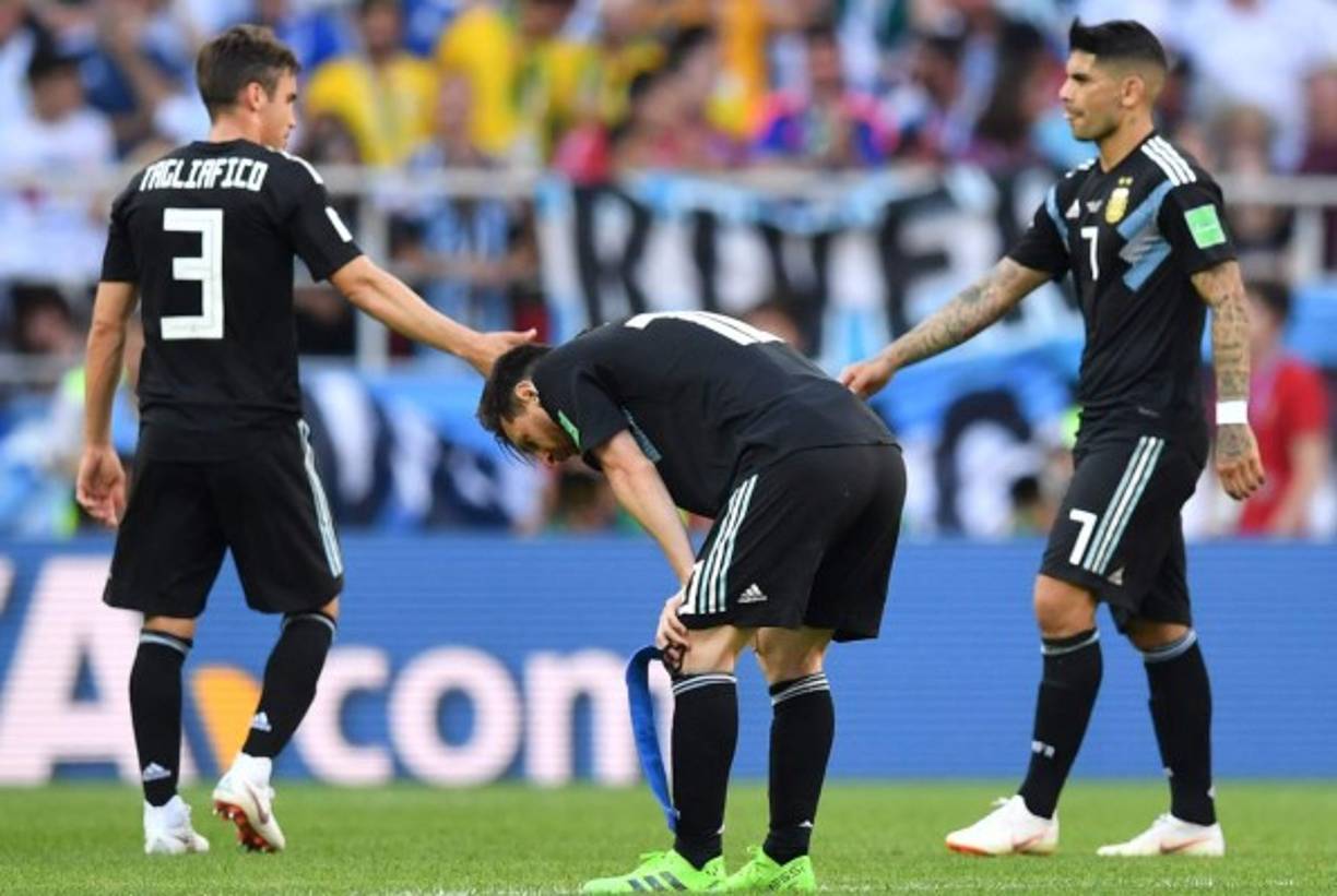 Mesi lució impotente tras errar el penal y el amargo empate de Argentina ante Islandia.