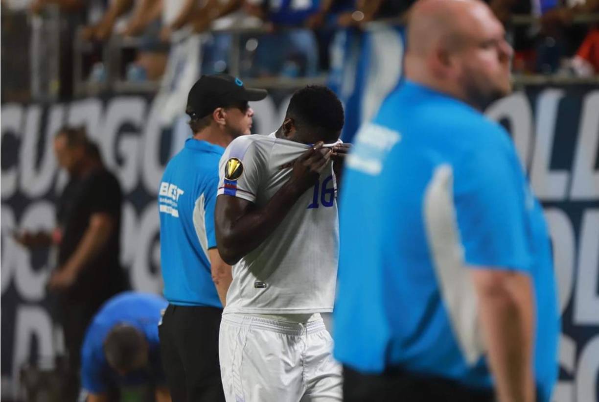 Los jugadores de Haití también se marcharon tristes por la derrota que los dejó fuera de la Copa Oro 2023.