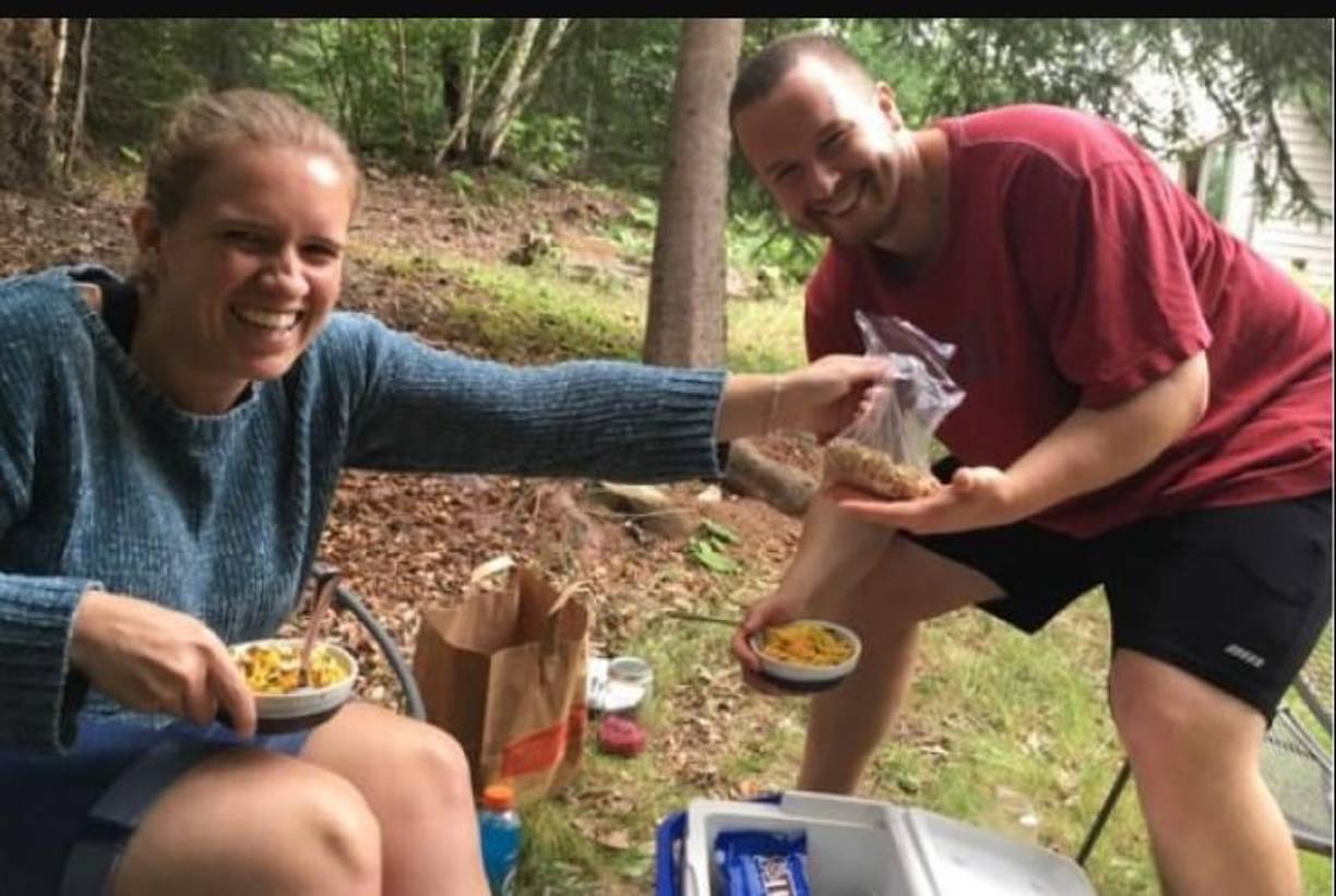 Axtell, residente en el condado Cook, denunció que el anciano estacionaba su vehículo en espacios donde había niños. La sospecha de que andaba detrás de su hija hicieron que en el 2018 solicitara una orden de protección del tribunal contra el hombre que fui inicialmente concedida.