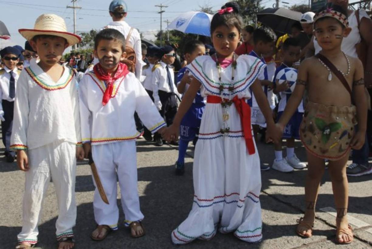 Alumnos de 237 centros de educación prebásica participaron del colorido desfile.