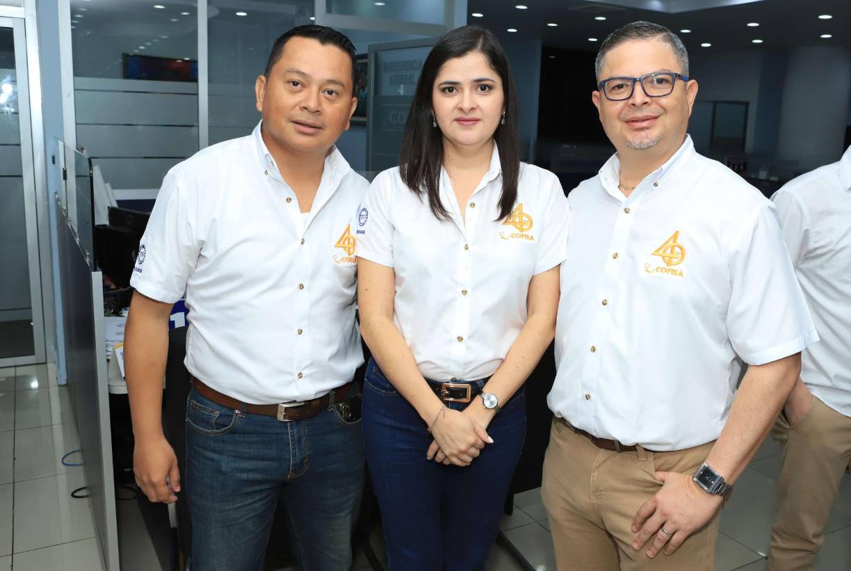 Olvin Girón, Karol Carballo y Edgardo Doblado