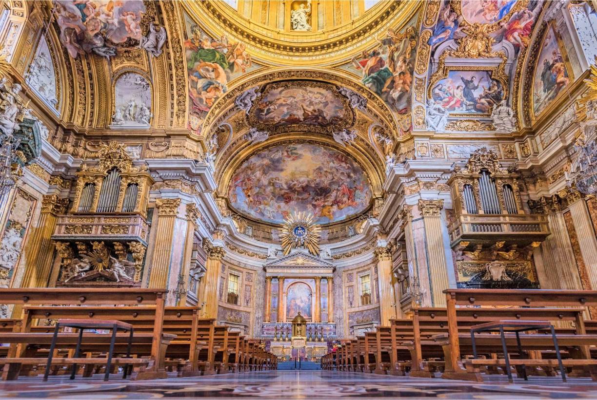 El sacerdote detalló que al principio fue de usanza cristiana, conformado por un triángulo con un ojo en el centro, que “representan a la Trinidad en su omnipotencia, omnisciencia y omnipresencia”. Por lo que es común encontrarlo en la mayoría de iglesias.