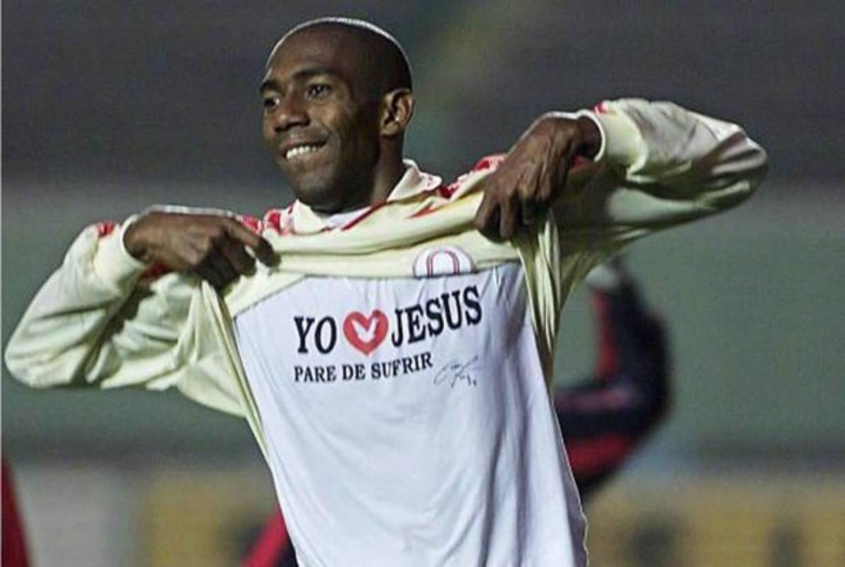 Eduardo Esidio, al exdelantero brasileño de carrera futbolística desarrollada entre su país y Perú, le fue diagnosticado el virus en 1998. Pese a todo siguió jugando y luego se buscó de Dios.<br/>