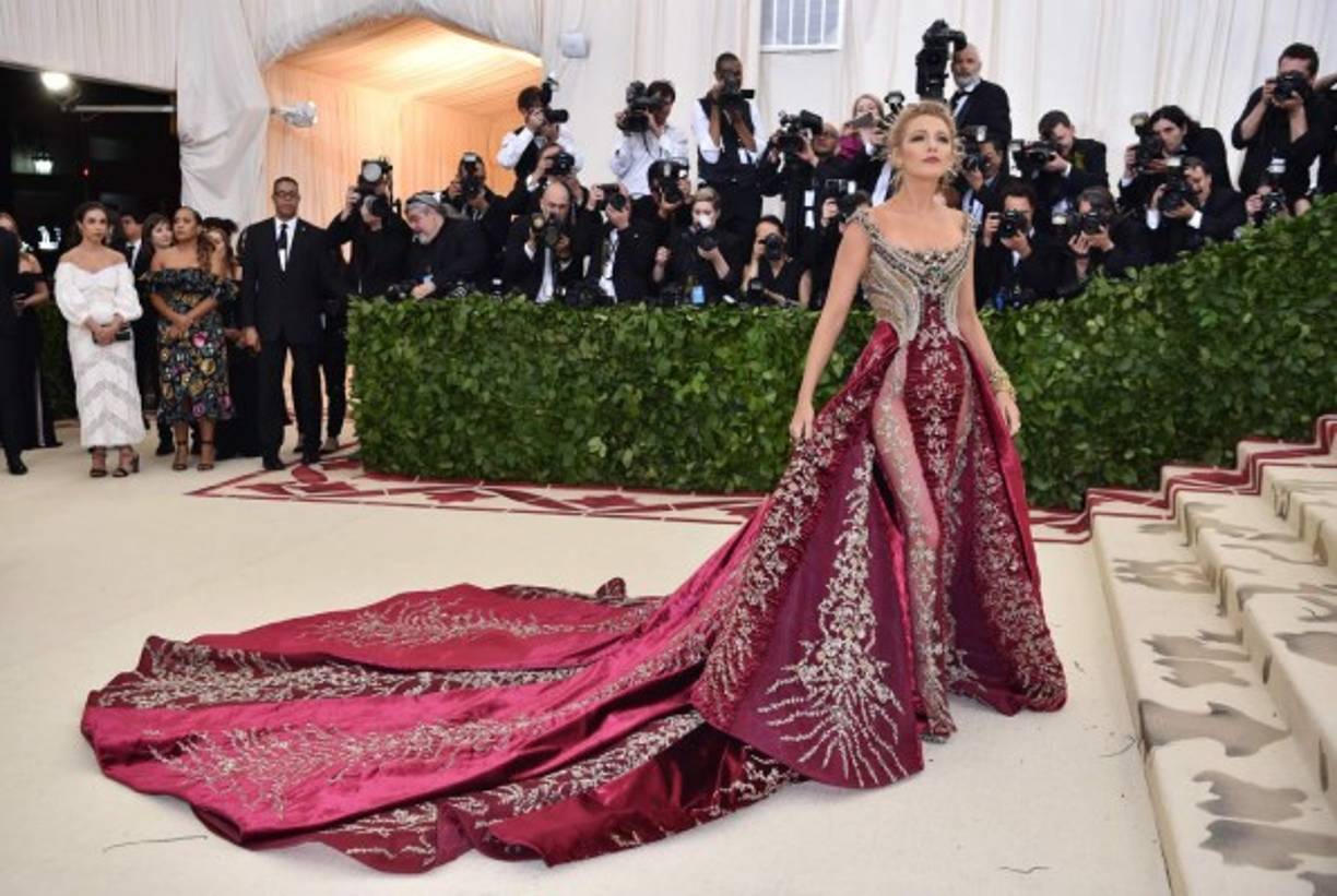 Blake Lively fue otra de las protagonistas de la noche con un espectacular diseño de Versace, que llevó más de 600 horas de trabajo en su confección.