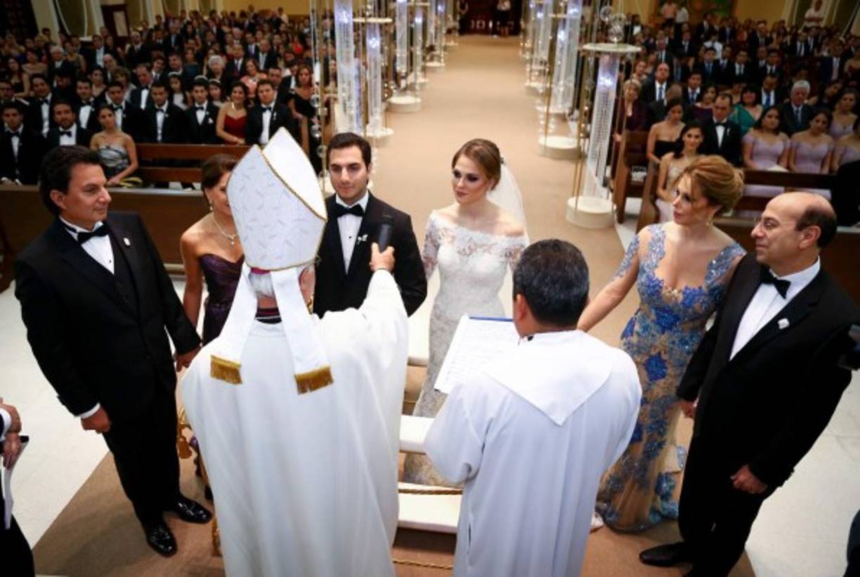 Mario Alberto Canahuati Farah y Leila Sofía Kafati Chinchilla sellaron su amor rodeados de sus padres.