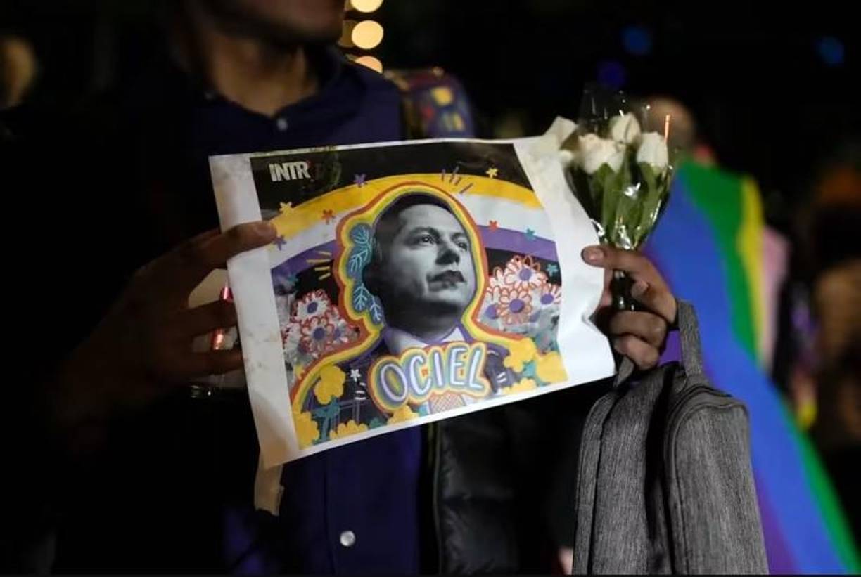 Diversos colectivos LGBTIQ+ convocaron a una manifestación pacífica para exigir justicia por la muerte de Jesús Ociel Baena, le magistrade de Aguascalientes