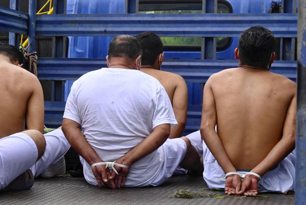 No obstante, ni la Presidencia ni las autoridades de Seguridad han detallado -hasta el momento- cuántas de estas personas son pandilleros y cuántas sus colaboradores.