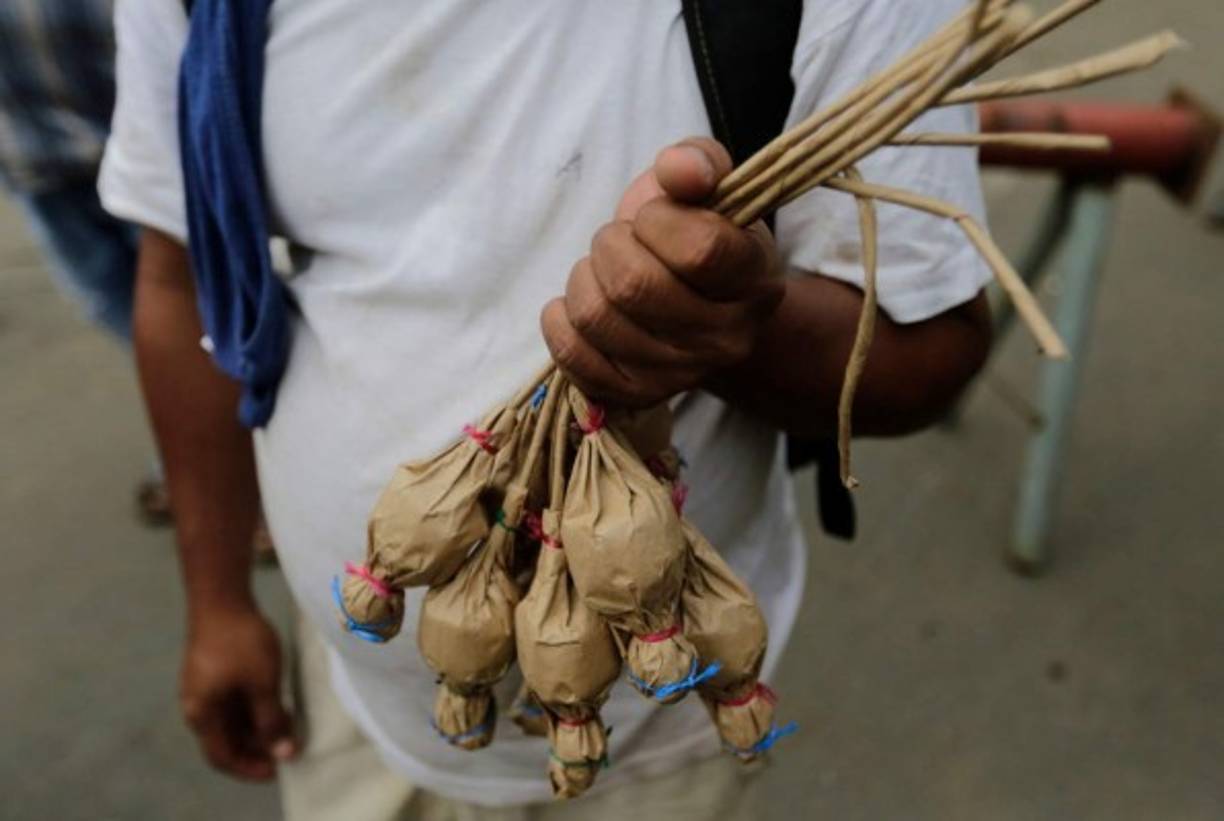 Contra ello solo tienen escudos. Unas chapas que han cortado de los barriles de combustible y que solo han pintado de azul y negro con la palabra 'Nica' al frente, además de sus bombas caseras. Símbolo de su lucha.