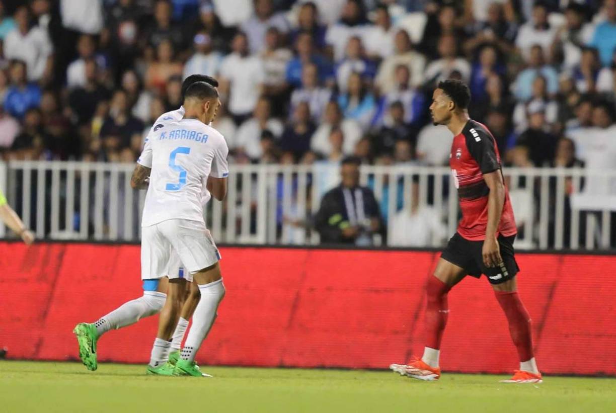 Luis Palma tuvo un fuerte encontronazo con el triniteco Alvin Jones, quien lo encaró y le puso un dedo en su cara, algo que molestó mucho al hondureño.