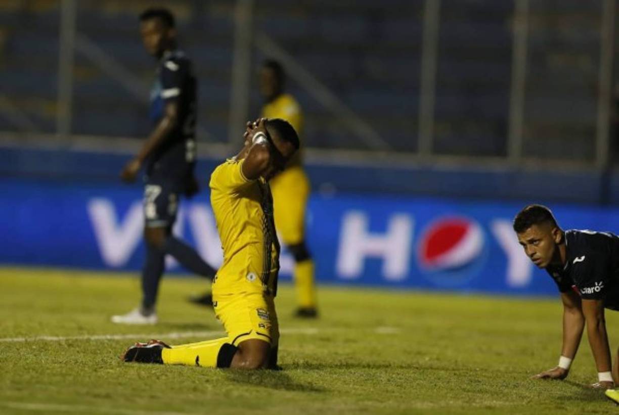 Rony Martínez se lamenta luego de perderse un gol de manera increíble frente a la portero del Motagua. Hubiese significado el triunfo del Real España.