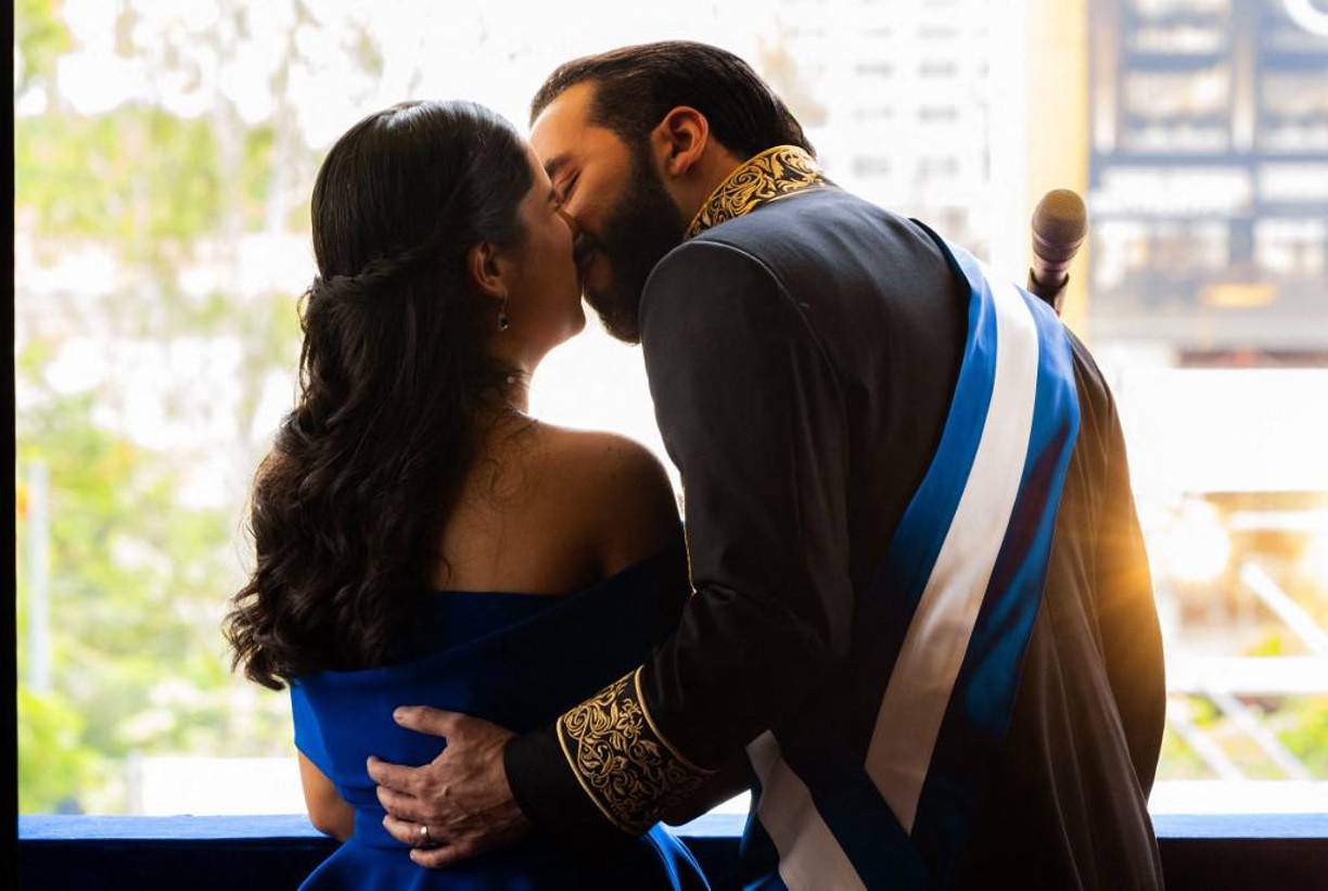 El beso de Bukele y su esposa Gabriela, captado desde la parte trasera del palco.