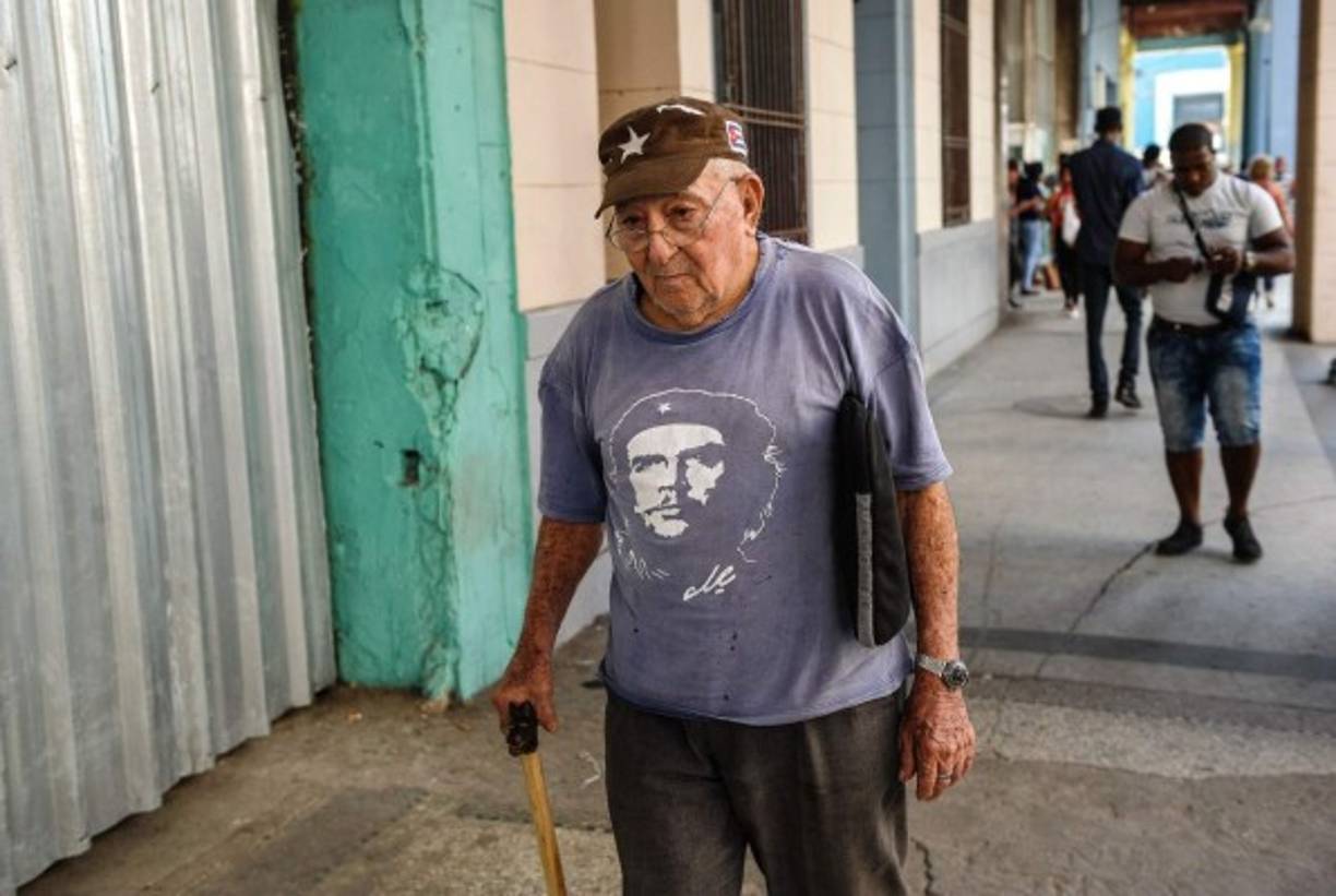 La icónica foto del Che aparece en numerosos lugares, incluyendo la camiseta de este ciudadano mayor, que camina por una calle de La Habana. Cada uno rinde homenaje a la memoria del Che a su manera.