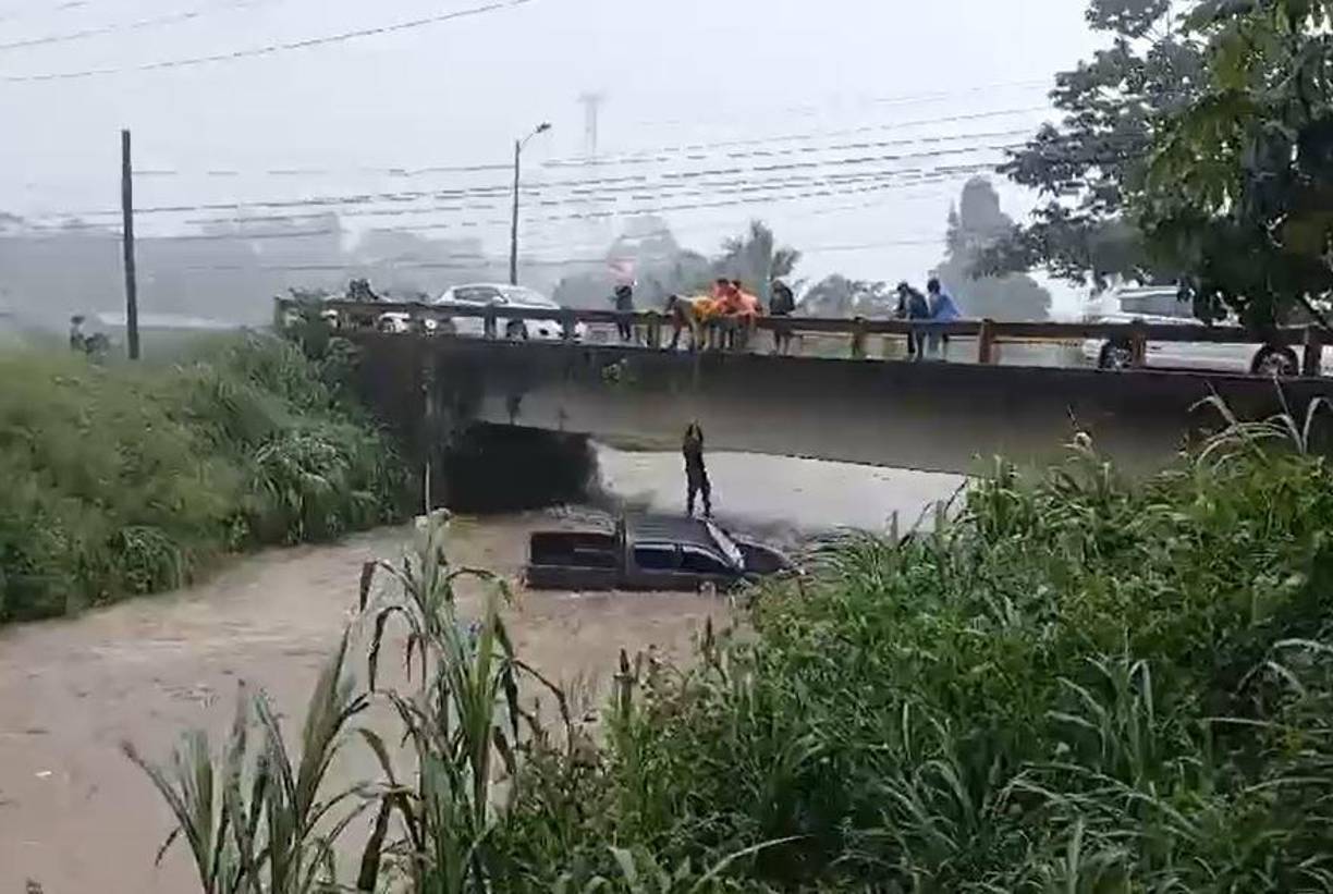 Un militar fue rescatado de un vehículo que era arrastrado por la crecida de la quebrada Adán, en el caso urbano de La Ceiba. 