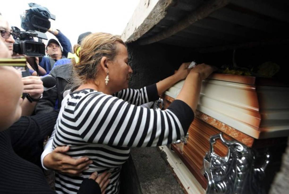 Los cuerpos fueron desenterrados el miércoles de una tumba clandestina ubicada a la orilla de un río y trasladados a la dirección de Medicina Forense de Tegucigalpa, donde les practicaron las autopsias en el marco de las investigaciones del crimen.