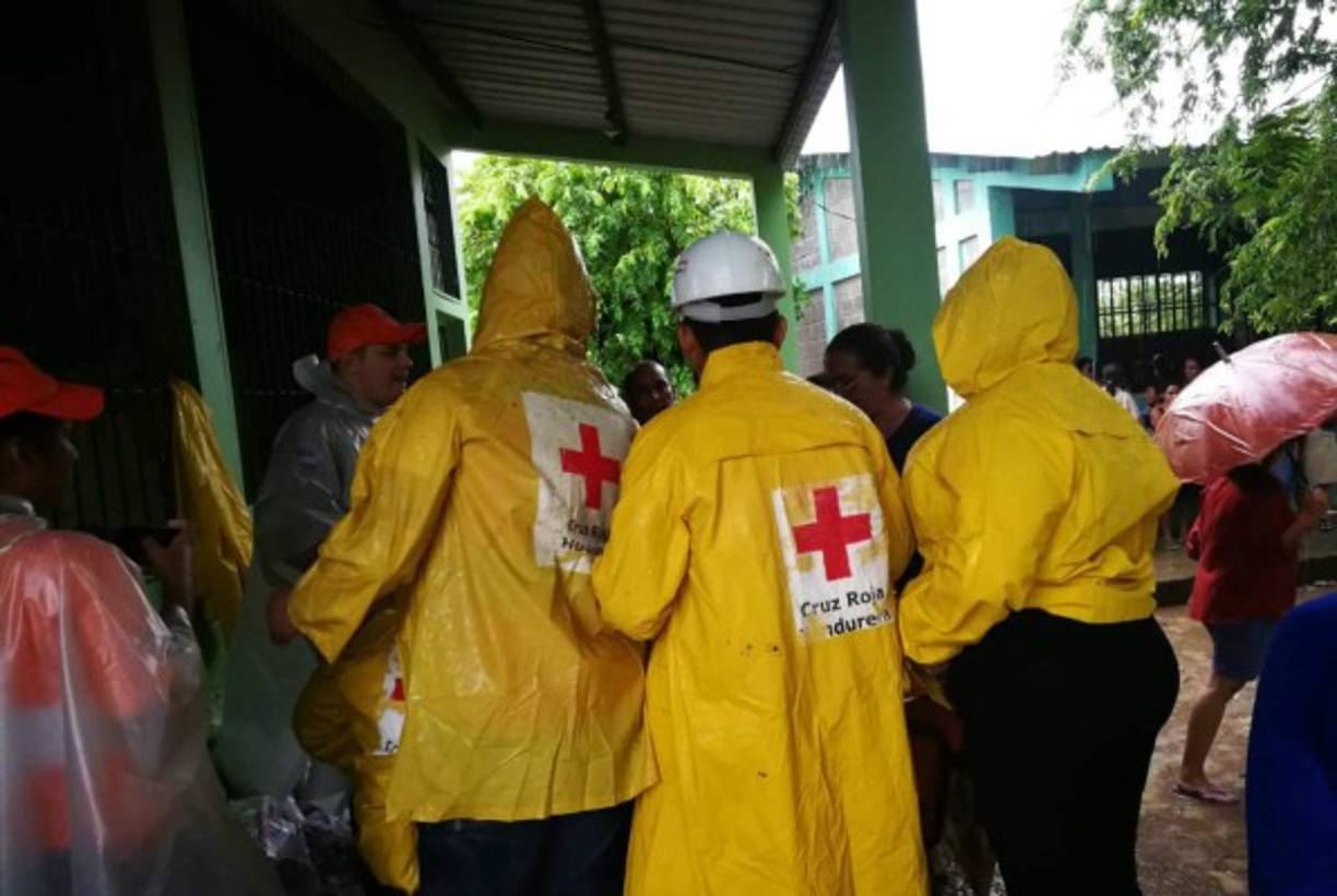 Cientos de personas en Choluteca fueron albergados en el Centro Escolar Básico Francisco Morazán. No podían regresar a sus viviendas por el peligro que hasta este momento representan las fuertes tormentas en ese departamento.