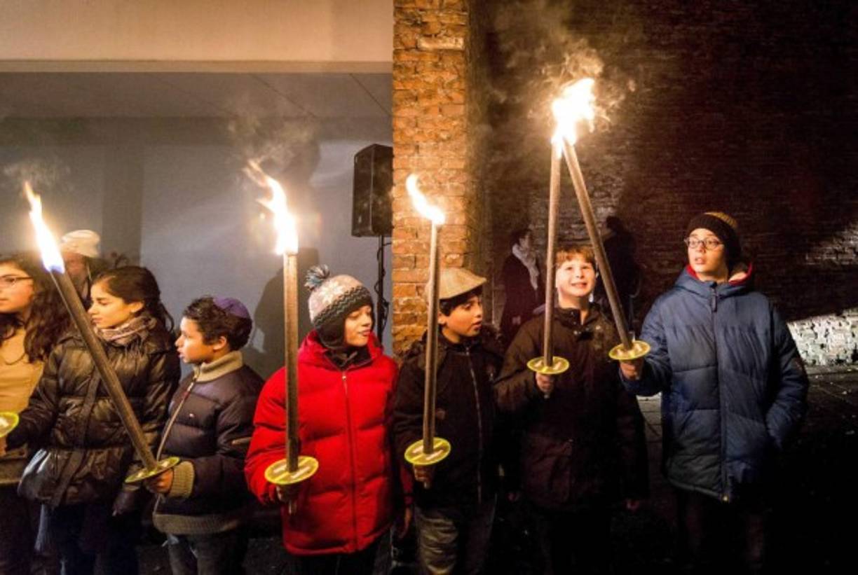 Los alemanes disfrutaron observando el show de la frontera de luz, donde miles de globos luminosos sobrevolaron el cielo de la capital alemana para conmemorar la caída del Muro de Berlín hace 25 años.