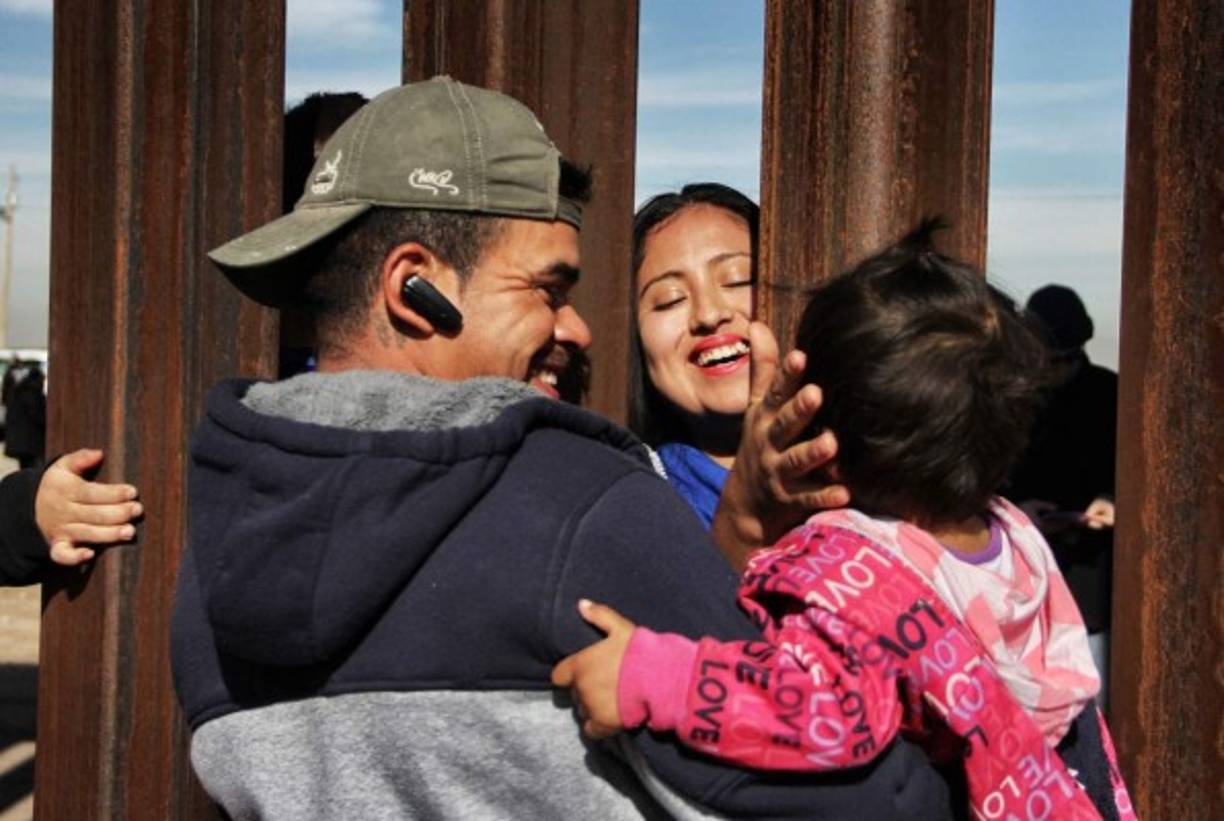 México. Reencuentro a través del muro. Bajo el lema “mantengamos nuestros sueños vivos”, más de 40 familias se abrazaron a través de las rejas del muro en la frontera entre EUA y México.