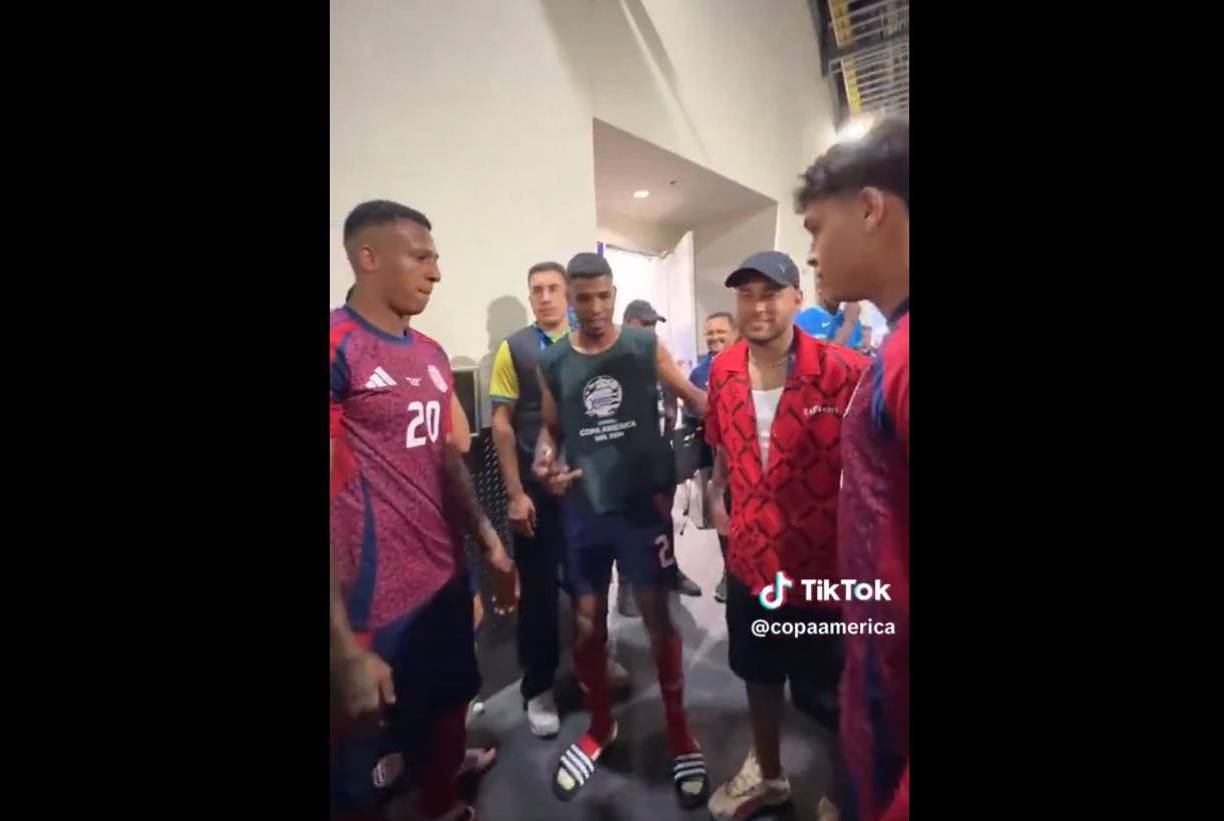 Los jugadores ticos hicieron filas para tomarse fotos con el crack que se perdió la Copa América por lesión.