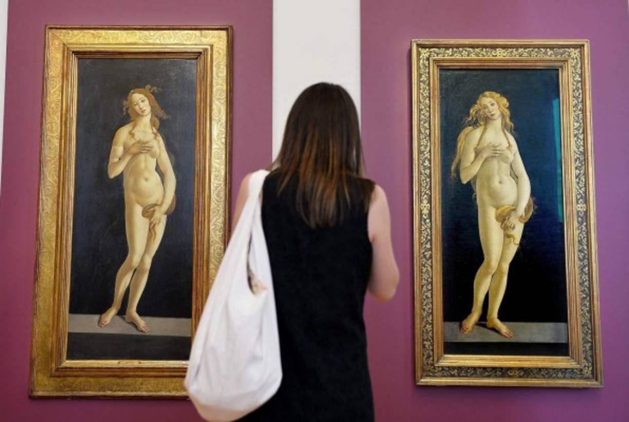ITALIA. Las venus de Botticelli en Turín. Una dama contempla las dos venus del artista italiano Sandro Botticelli antes de la inauguración de la exposición “Venus conoce a Venus”.