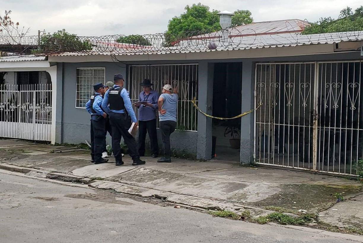 El cuerpo sin vida de Brenda quedó inerte boca abajo en el piso de la cocina.