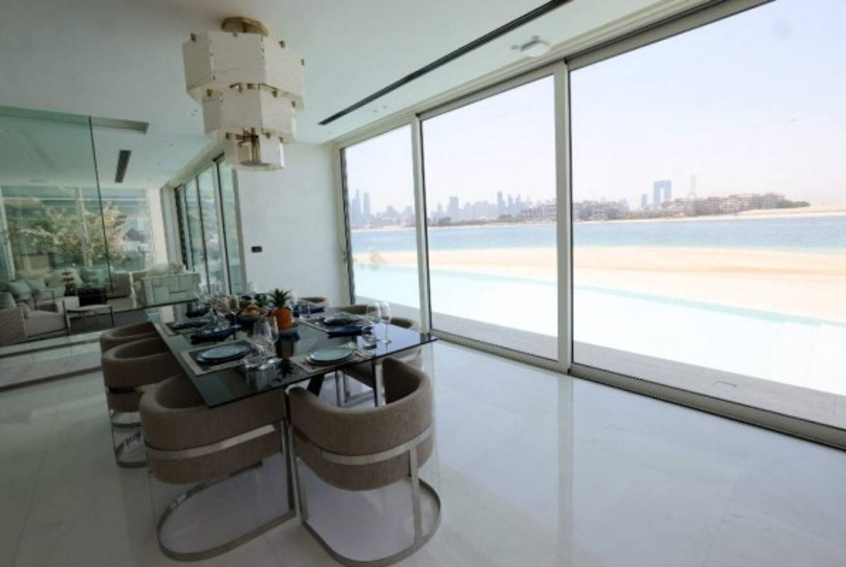 Explica que los compradores ahora fijan su residencia aquí y gestionan a distancia sus empresas en Europa, América del Norte o Asia.