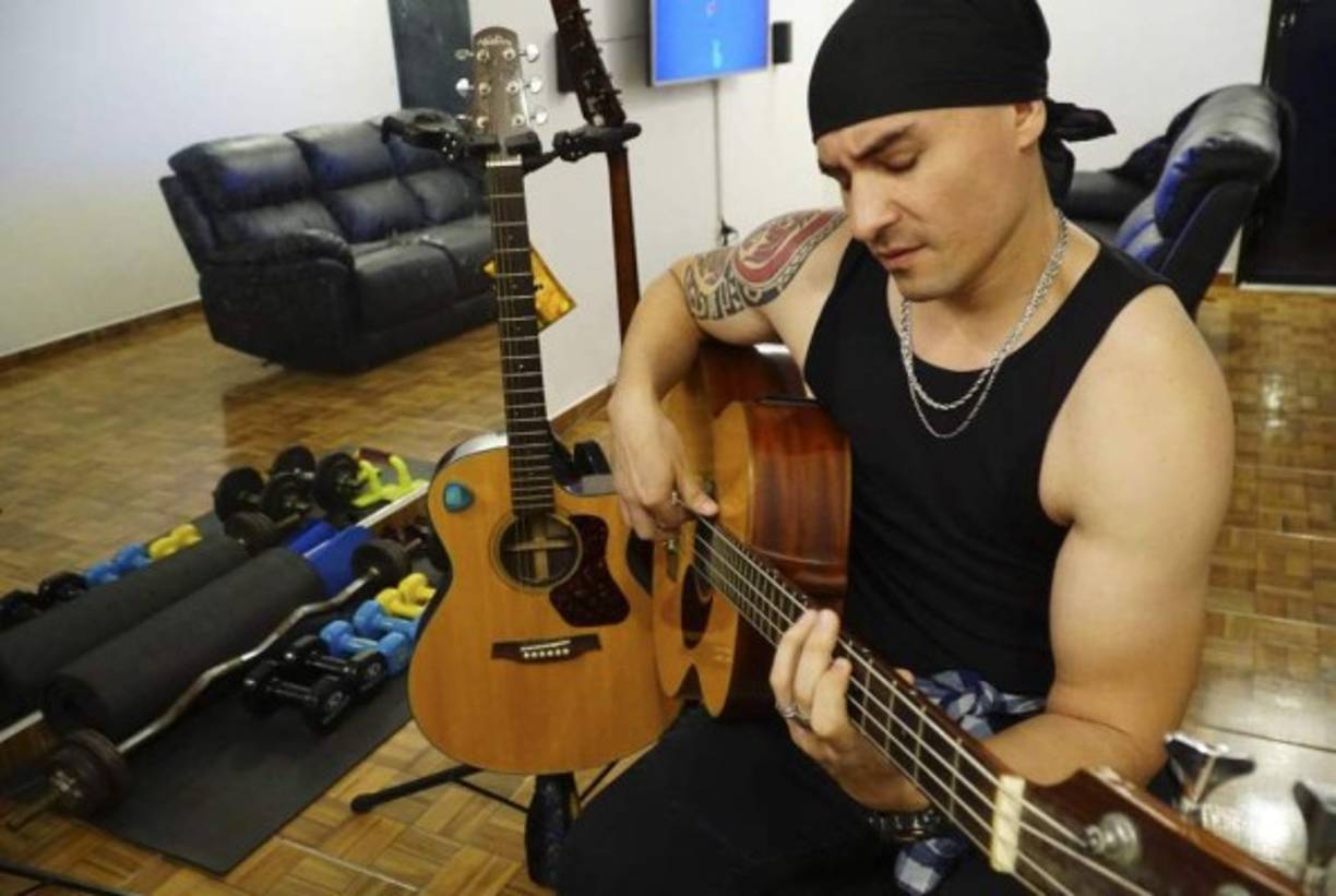 Roberto Caicedo<br/>Artista hondureño y vocalista de la banda sampedrana, Gravedad Cero, en abril de este año, cuando le preguntaron si rock o reguetón, expresó: 'el rock es lo mío, aunque también tenemos un grupo de regué, salsa y un poquito de cumbia. El reguetón no lo considero música', tras esta manifestación, distintos reguetoneros se sientieron ofendidos y emitieron opiniones opuestas a la de Caicedo.