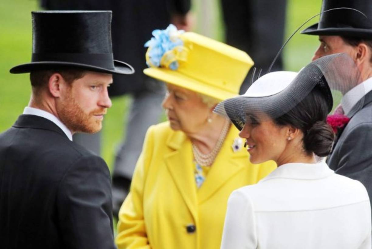 - ¿Qué parentesco tiene con la reina de Inglaterra?<br/><br/>Es el octavo bisnieto de la monarca británica y de su marido, el duque de Edimburgo, que viene a alargar la lista que hasta ahora ocupaban los tres hijos del príncipe William y Kate Middleton, los dos hijos de Mike y Zara Tindall -Mia y Lena- y los dos de Peter Phillips y Autumn Kelly -Isla y Savannah Phillips-.