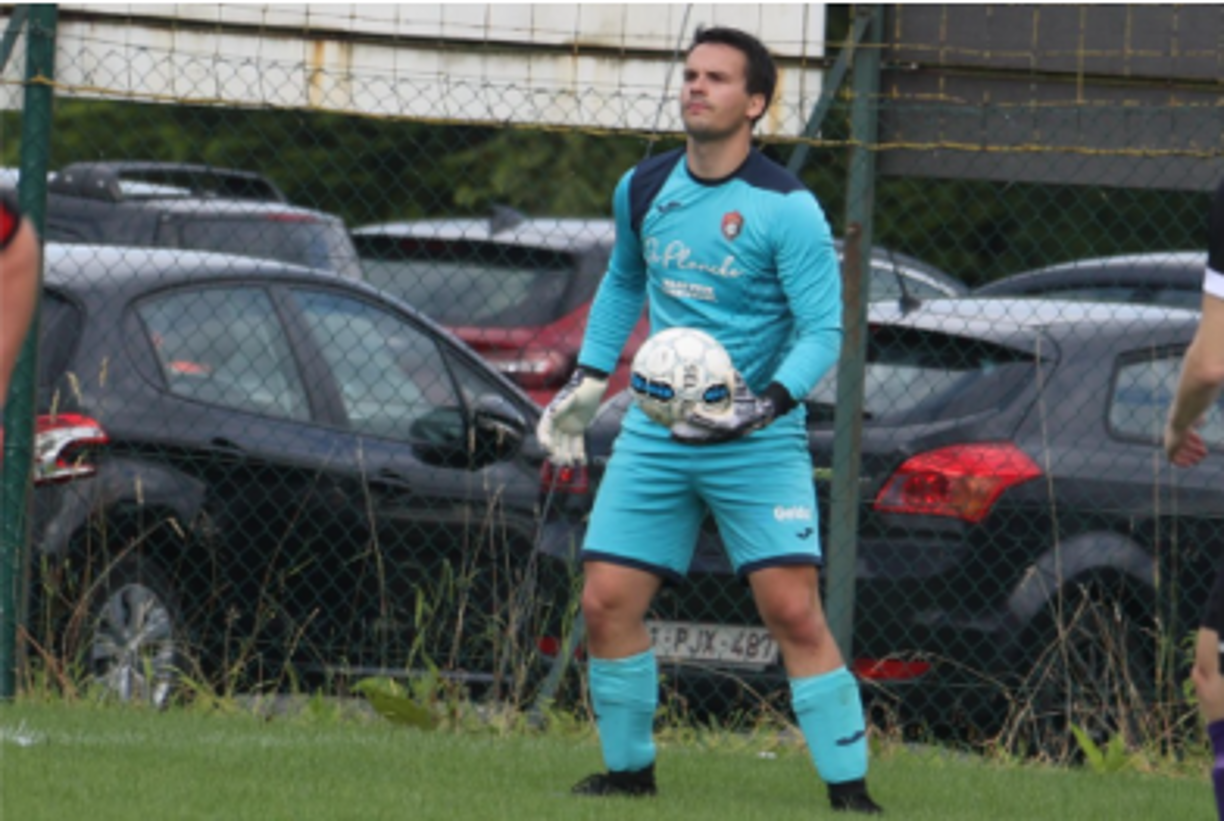 El arquero, perteneciente a la Segunda División Regional de la provincia de West Flanders de Bélgica, saltó lleno de alegría tras detener la pena máxima, pero después de ello se desplomó inmediatamente en el terreno de juego.