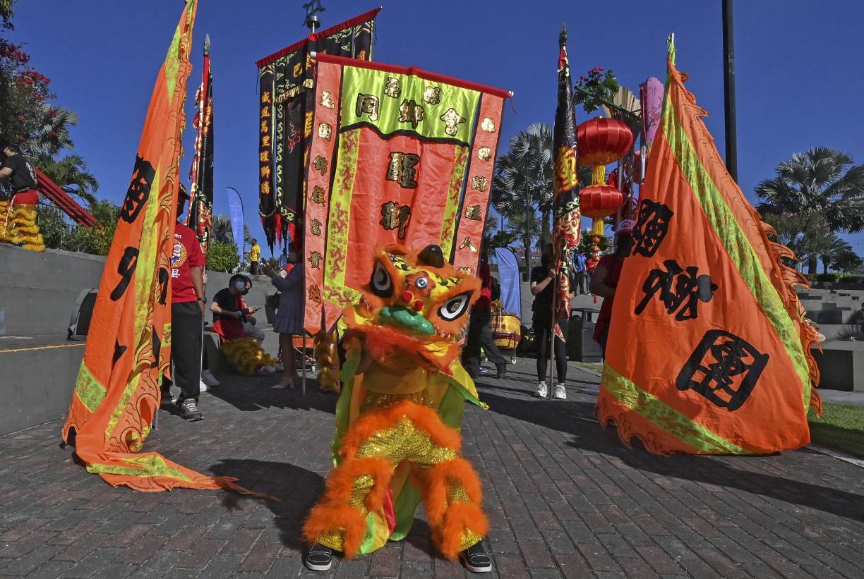 Las restricciones se extienden al interior de las casas: en ciudades chinas como Shanghái se ha pedido que las reuniones familiares en los hogares no superen los diez asistentes.